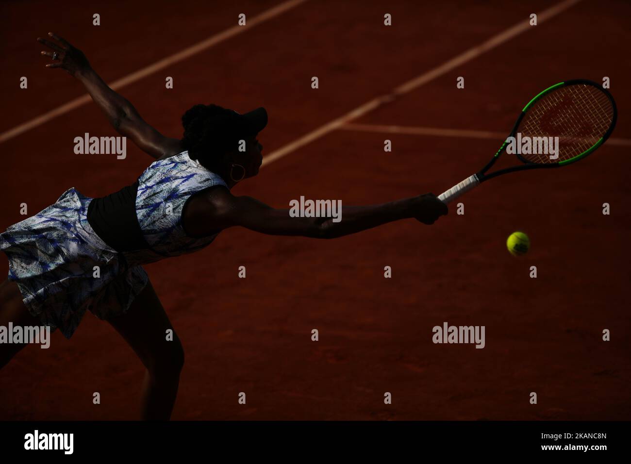 US Venus Williams returns the ball to China's Wang Qiang during their tennis match at the Roland Garros 2017 French Open on May 28, 2017 in Paris. (Photo by Mehdi Taamallah/NurPhoto) *** Please Use Credit from Credit Field *** Stock Photo
