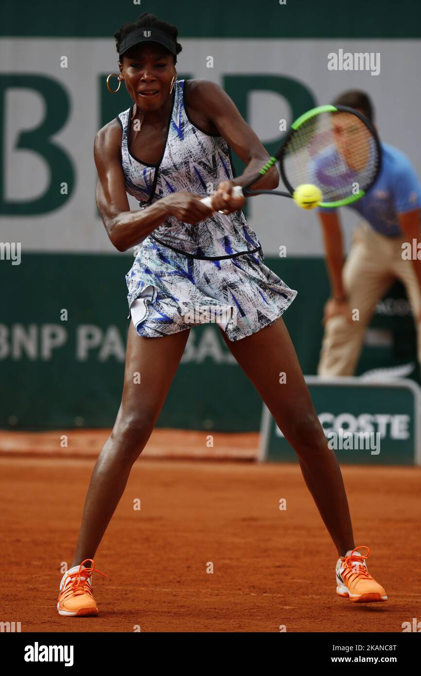 US Venus Williams returns the ball to China's Wang Qiang during their tennis match at the Roland Garros 2017 French Open on May 28, 2017 in Paris. (Photo by Mehdi Taamallah/NurPhoto) *** Please Use Credit from Credit Field *** Stock Photo