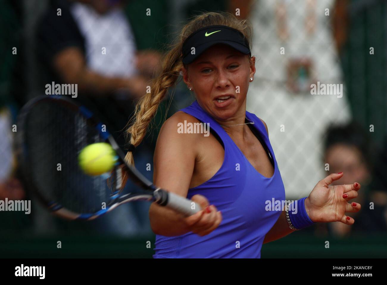 US Amanda Anisimova returns the ball to Japan's Kurumi Nara during their tennis match at the Roland Garros 2017 French Open on May 28, 2017 in Paris. (Photo by Mehdi Taamallah/NurPhoto) *** Please Use Credit from Credit Field *** Stock Photo