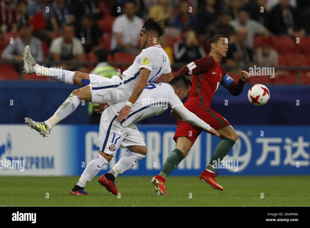 Jogador Nacional De Futebol Portugal E Re Silva Contra Chile Midfielder  Mauricio Isla Durante a Xícara De Confederações De Fifa 20 Imagem de Stock  Editorial - Imagem de futebolista, arena: 207478114