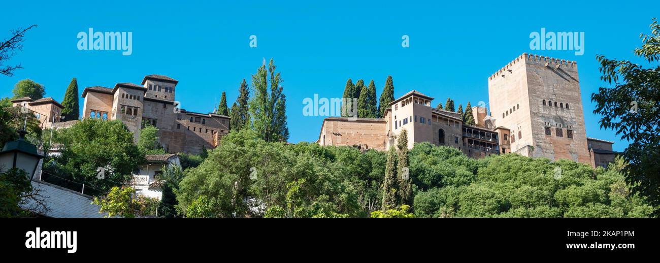 PanorÃ¡mica de la Alhambra de Granada a media maÃ±ana vista desde el mirador del rey chico, EspaÃ±a Stock Photo