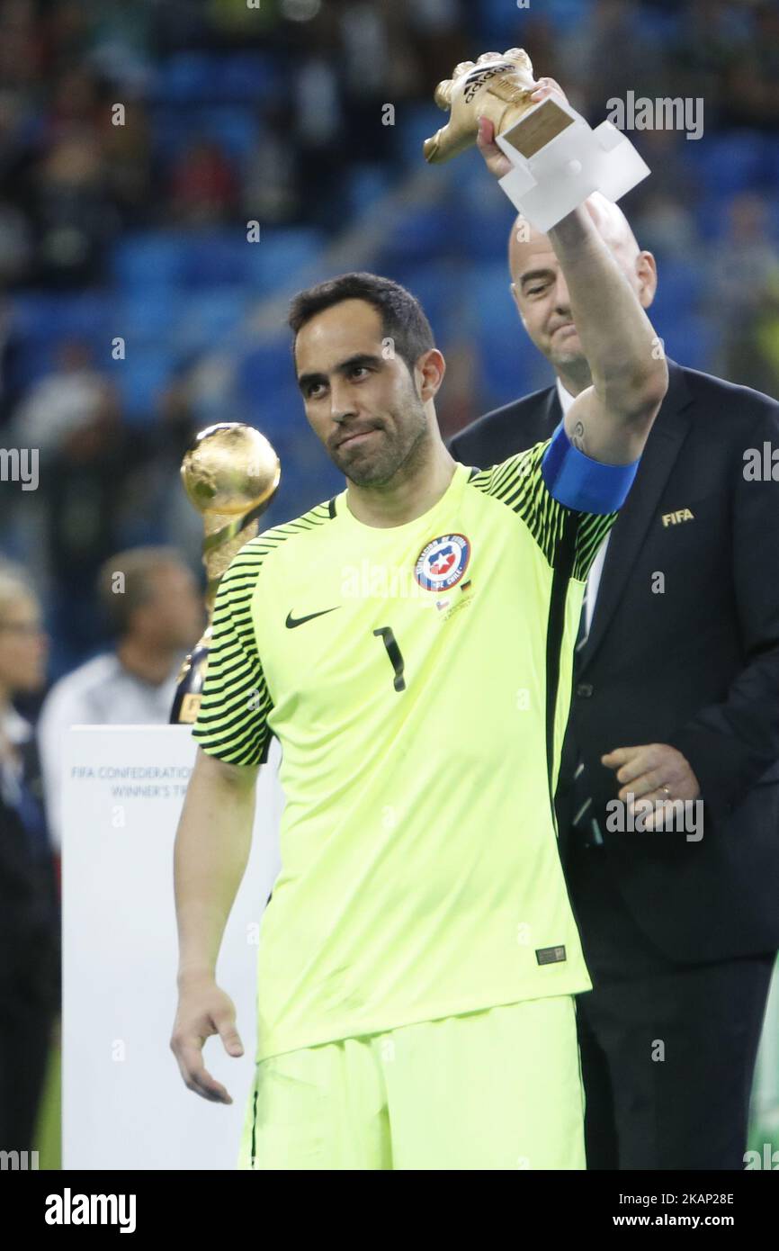 Claudio Bravo of Chile national team lifts up Golden Glove trophy during award ceremony after FIFA Confederations Cup Russia 2017 final match between Chile and Germany at Saint Petersburg Stadium on July 2, 2017 in Saint Petersburg, Russia. (Photo by Mike Kireev/NurPhoto) *** Please Use Credit from Credit Field *** Stock Photo