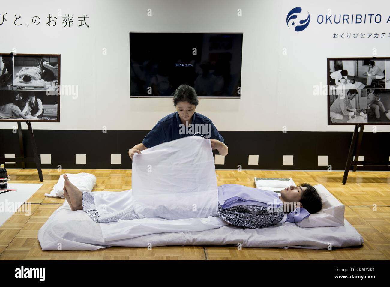 Okuribito demonstration of the traditional Japanese ceremony of preparation and dressing of the deceased in front of the rest of the family to the Tokyo Int'l Funeral & Cemetery Show in Tokyo, Japan on August 23, 2017. Hundreds of funeral home operators, cemeteries operators, crematorium operators, traders, suppliers, buyers, professional associations and investors gather at this professional funeral event. (Photo by Alessandro Di Ciommo/NurPhoto) Stock Photo