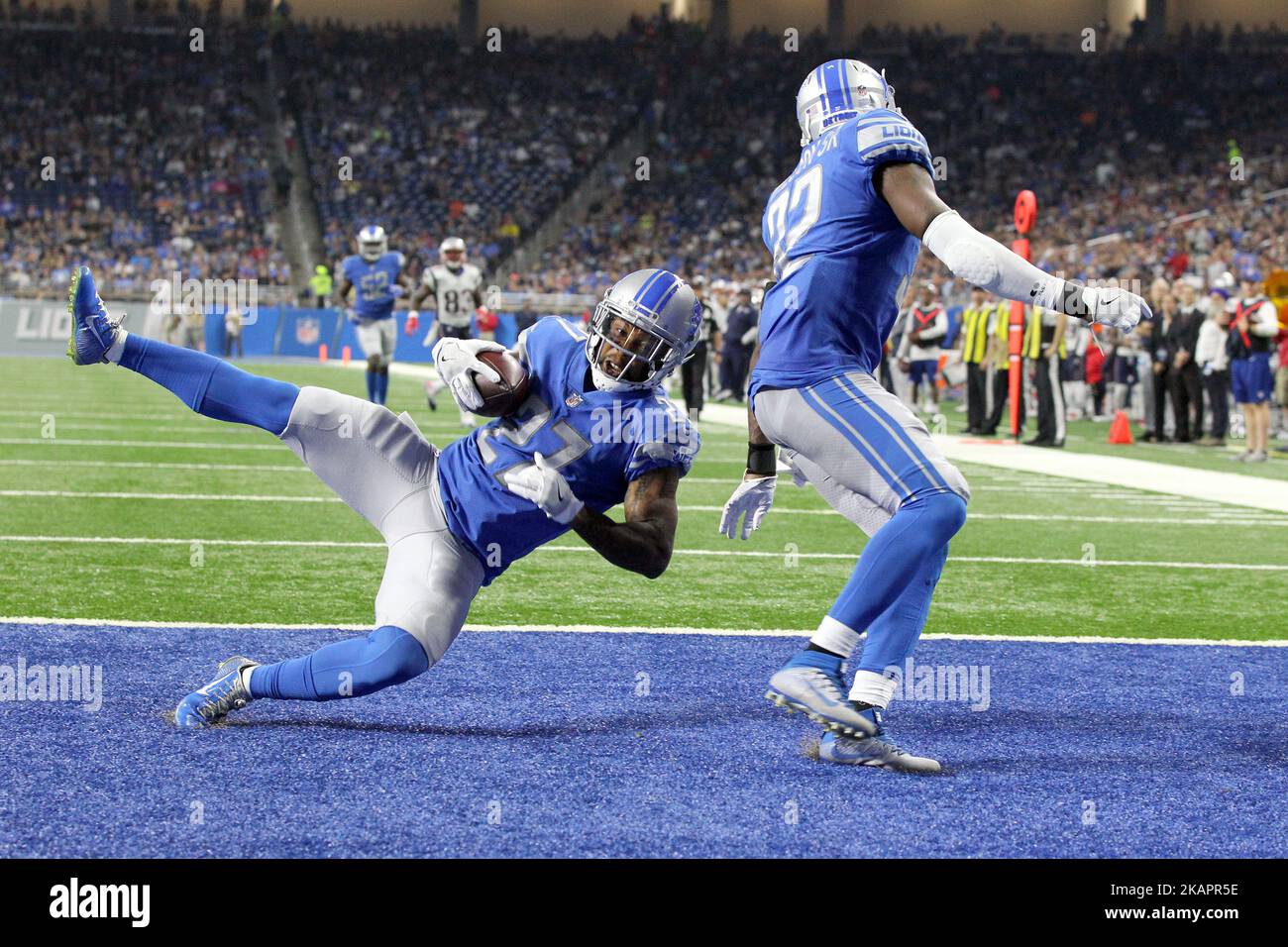 Detroit Lions free safety Glover Quin (27) runs the ball against the  Minnesota Vikings during an NFL football game, Thursday, Nov. 24, 2016 in  Detroit. (AP Photo/Rick Osentoski Stock Photo - Alamy