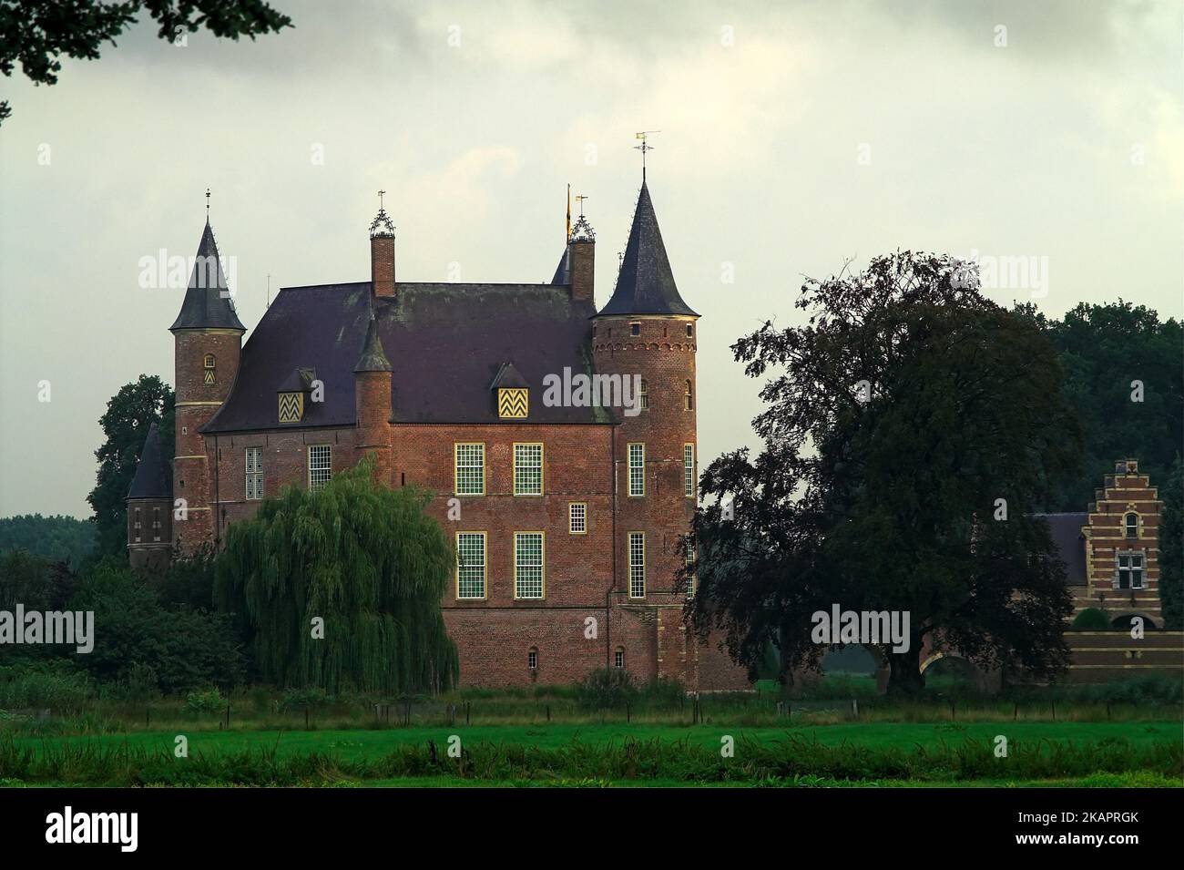 Heeswijk, Netherlands, Niederlande, Heeswijk Castle; Brick medieval castle on the water; Mittelalterliches Backsteinschloss auf dem Wasser; 在水的磚中世紀城堡 Stock Photo