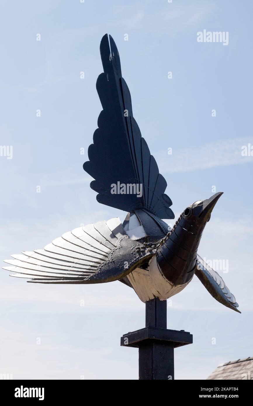 'Magnus the Magpie' sculpture by Walenty Pytel to celebrate National Village of the Year 1999, Weobley, Herefordshire Stock Photo