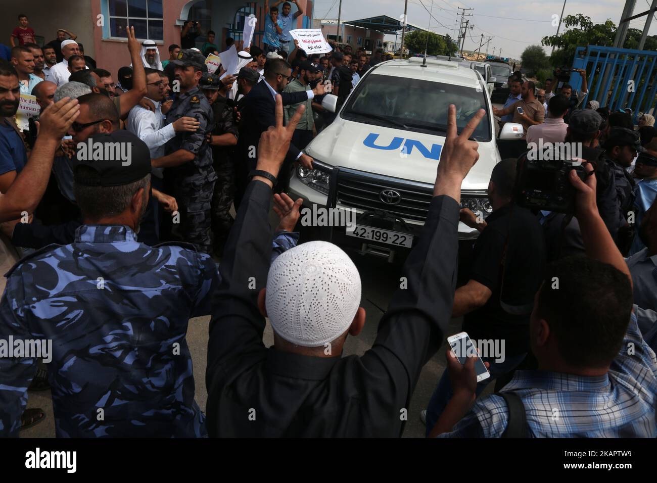 Palestinians try to block the convoy of United Nations Secretary-General Antonio Guterres upon his arrival near Erez crossing in the northern Gaza Strip, August 30, 2017. (Photo by Majdi Fathi/NurPhoto) Stock Photo