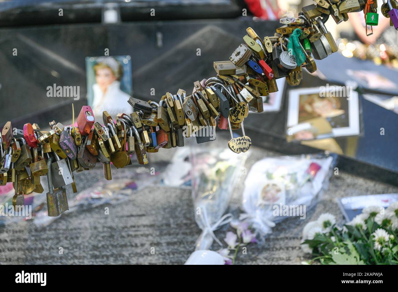 Iconic photos, flowers and messages dedicated to pay homage to Lady Diana on the 20th anniversary of her death adorn the plinth of the Flame of Liberty statue on August 31, 2017 in Paris, France. Princess Diana died in a car crash on August 31, 1997 near the Pont de l'Alma tunnel. The Flame of Liberty statue became the unofficial memorial to Diana, Princess of Wales. (Photo by Julien Mattia/NurPhoto) Stock Photo