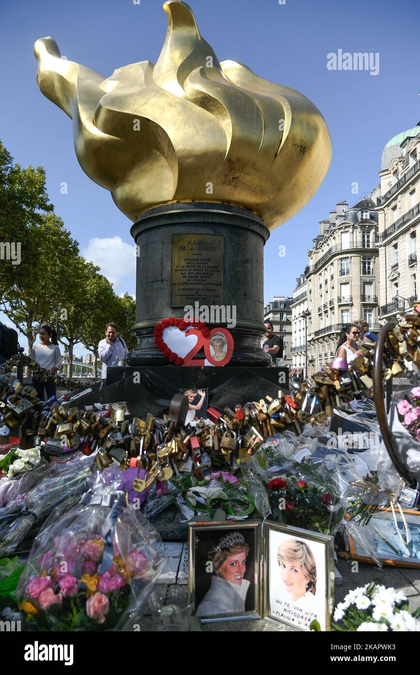 Iconic photos, flowers and messages dedicated to pay homage to Lady