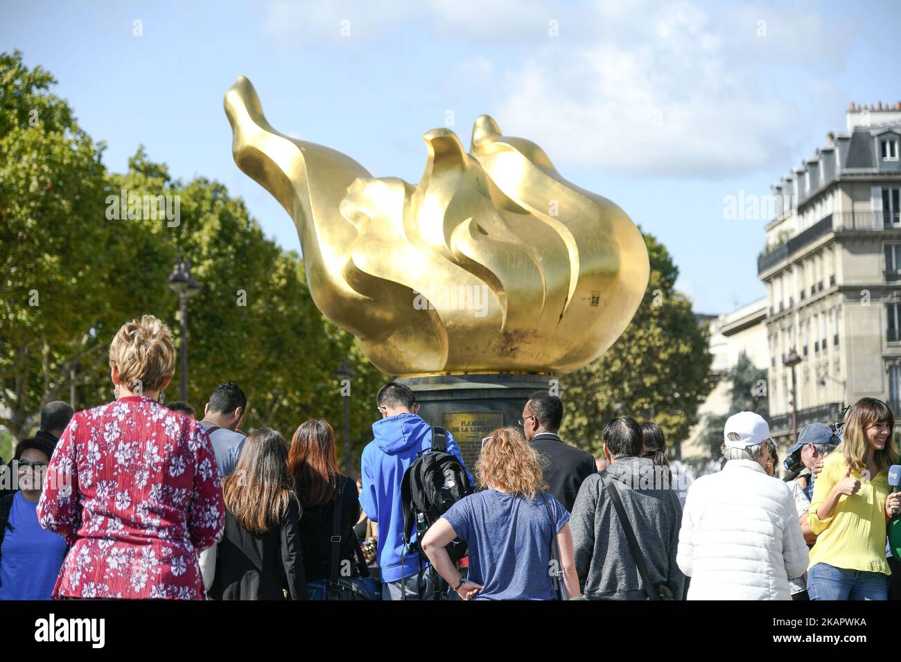Iconic photos, flowers and messages dedicated to pay homage to Lady