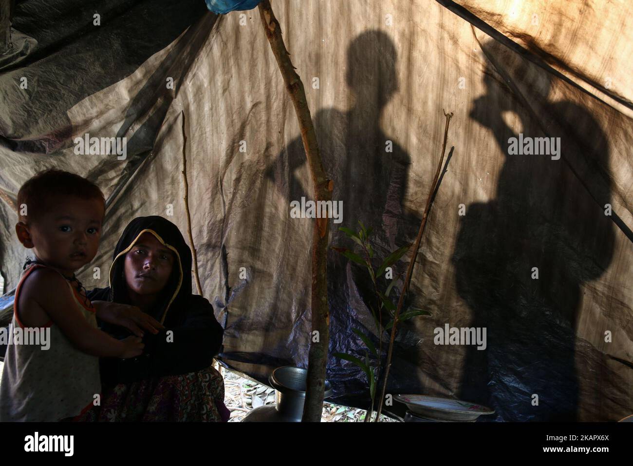 Rohingya woman sits on a makeshift shelter near the Bangladesh-Myanmar border as they are being restricted by the Members of Border Guard Bangladesh (BGB), in Cox’s Bazar, Bangladesh, on 30 August 2017. UN refugee agency said more than 3,000 people had arrived in the past three days. (Photo by Mushfiqul Alam/NurPhoto) Stock Photo