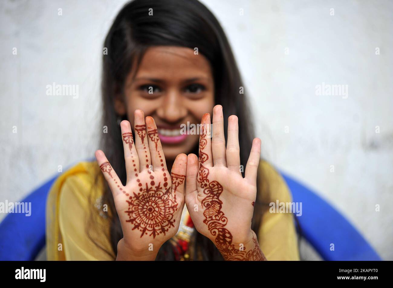 Henna hands kuwait hi-res stock photography and images - Alamy