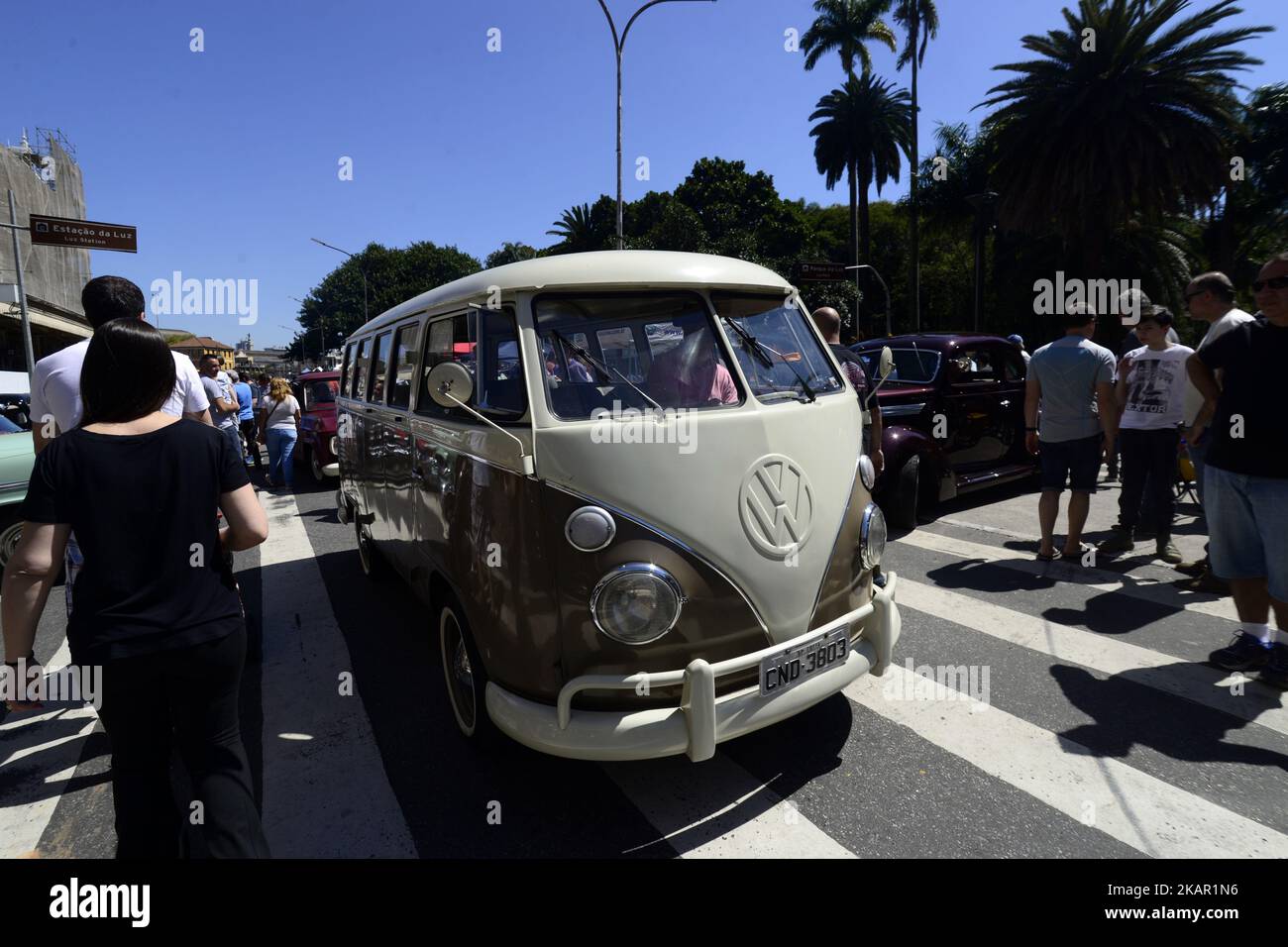 Once a month, the Paulista Automobile Federation organizes a meeting in the Parque da Luz in São Paulo. The event starts at eight o'clock in the morning and, in addition to countless cars of the most diverse decades and styles, also reserves stands that sell from car parts to miniatures and antiques in general. The undeniable quality of this event every month is evident. Beyond eclecticism, mixing democratically original and modified. The GM line was well represented, with the presence of other Chevrolets Impalas and a 1967 Chevy Nova II; Cadillacs of the 1950s and 60s; Oldsmobile F85 1965. (P Stock Photo