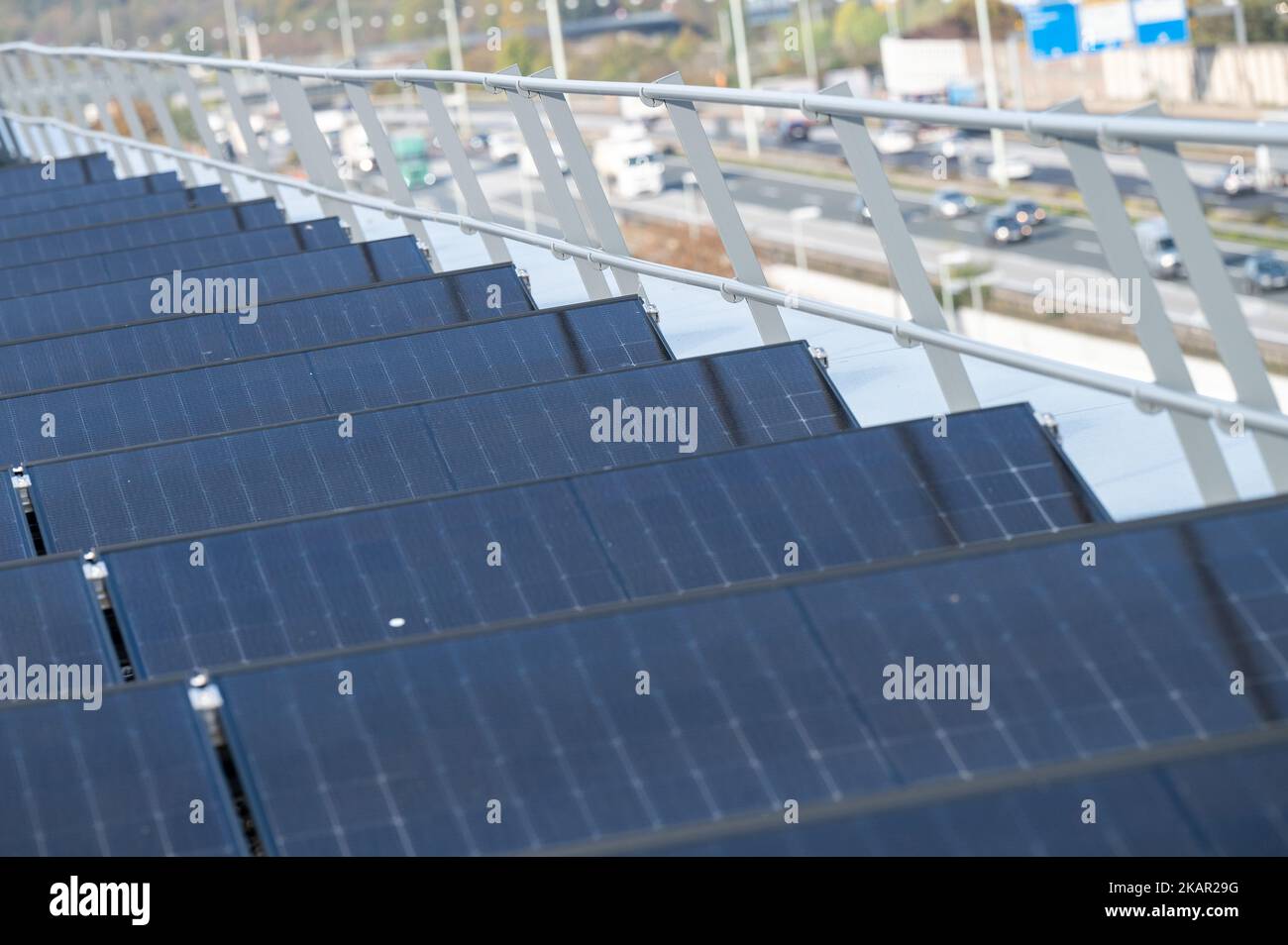 03 November 2022, Hessen, Frankfurt/Main: Solar panels are on a roof