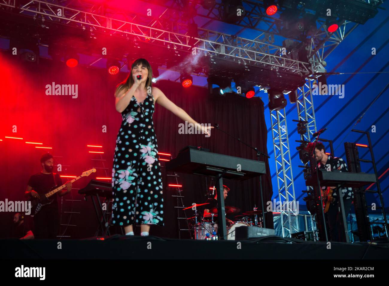 Alt-pop duo Oh Wonder perform on stage on the first day of Reading Festival, Reading on August 25, 2017. Oh Wonder are a London-based alt-pop duo, consisting of Josephine Vander Gucht and Anthony West. (Photo by Alberto Pezzali/NurPhoto) Stock Photo