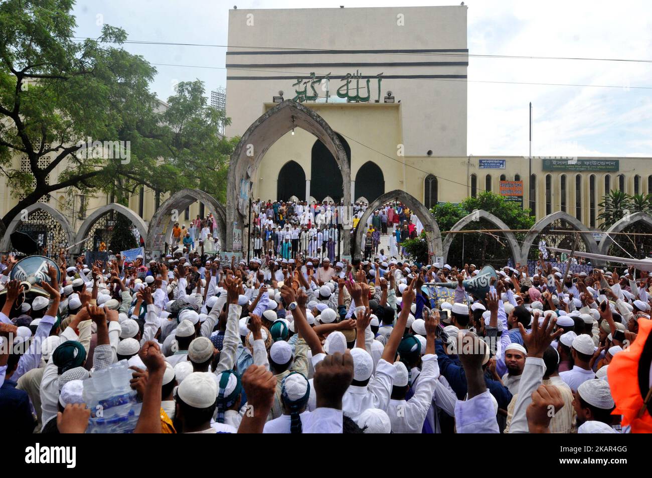 Bangladeshi Muslims protests at Baitul Makaram National Mosque in Dhaka, Bangladesh on September 8, 2017, demanding an end to the persecution of Rohingyas in Myanmar. Ganajagaran Mancha, a platform of youths in Bangladesh that campaigns for highest punishment for those found guilty in committing genocide and war crimes in the country's liberation war in 1971, came out on Friday demanding an end of genocide against Rohingyas in Myanmar. (Photo by Sony Ramany/NurPhoto) Stock Photo