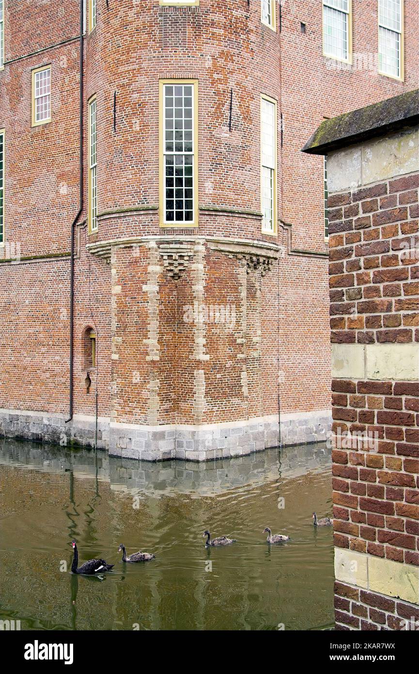 Heeswijk, Netherlands, Niederlande, Heeswijk Castle; Brick medieval castle on the water; Mittelalterliches Backsteinschloss auf dem Wasser; 在水的磚中世紀城堡 Stock Photo