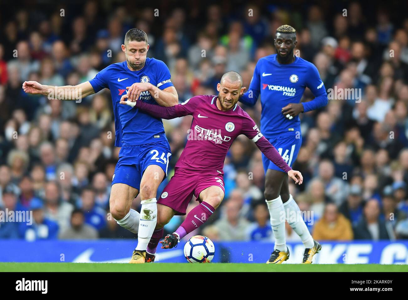 Manchester City midfielder David Silva (21) battles with Chelsea Defender Gary Cahill (24) during the Premier League match between Chelsea and Manchester City at Stamford Bridge, London, England on 30 Sept 2016. (Photo by Kieran Galvin/NurPhoto) Stock Photo