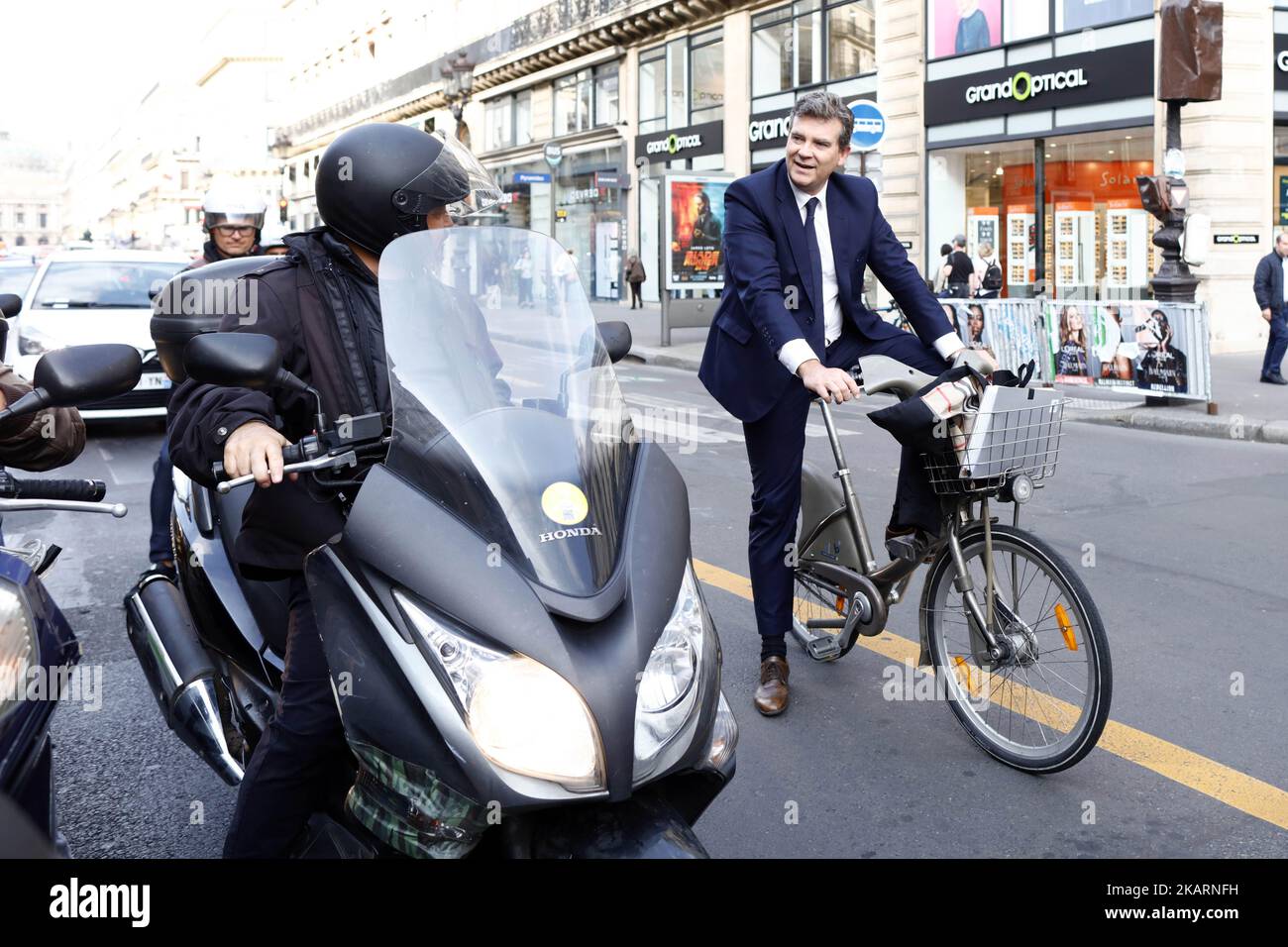 French former Minister of Industrial Arnaud Montebourg cycling in Paris, France, on September 27, 2017. (Photo by Mehdi Taamallah/NurPhoto) Stock Photo
