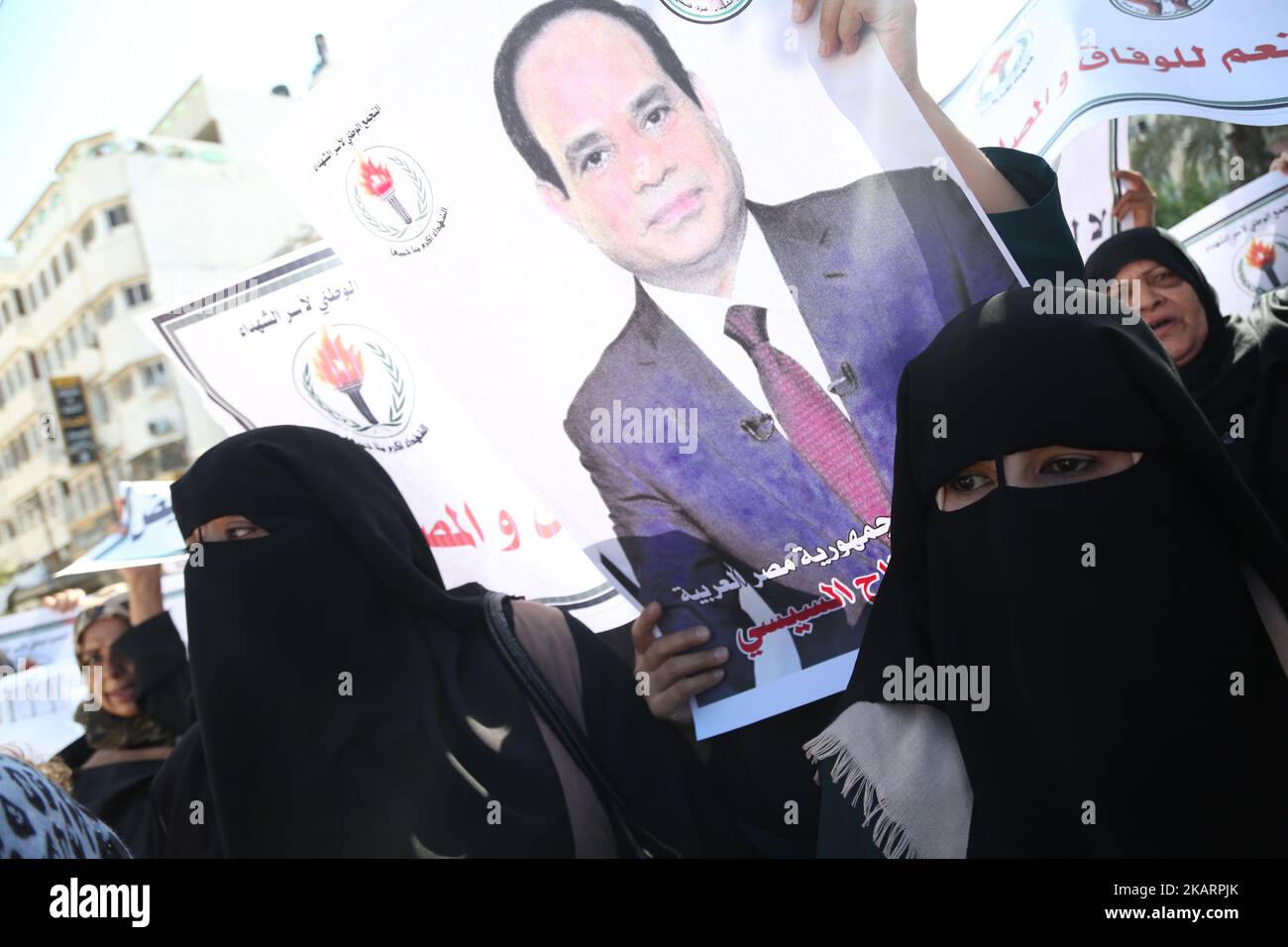 Residents hold pictures of Egyptian President Abdel-Fattah el-Sissi during the meeting of Palestinian Prime Minister Rami Hamdallah and Egyptian general intelligence chief Khaled Fawzy, at the Palestinian President Mahmoud Abbas' former official resident in Gaza City, Tuesday, Oct. 3, 2017. Hamdallah has held the first government meeting in Gaza as part of a major reconciliation effort to end the 10-year rift between Fatah and the militant Hamas group. (Photo by Majdi Fathi/NurPhoto) Stock Photo