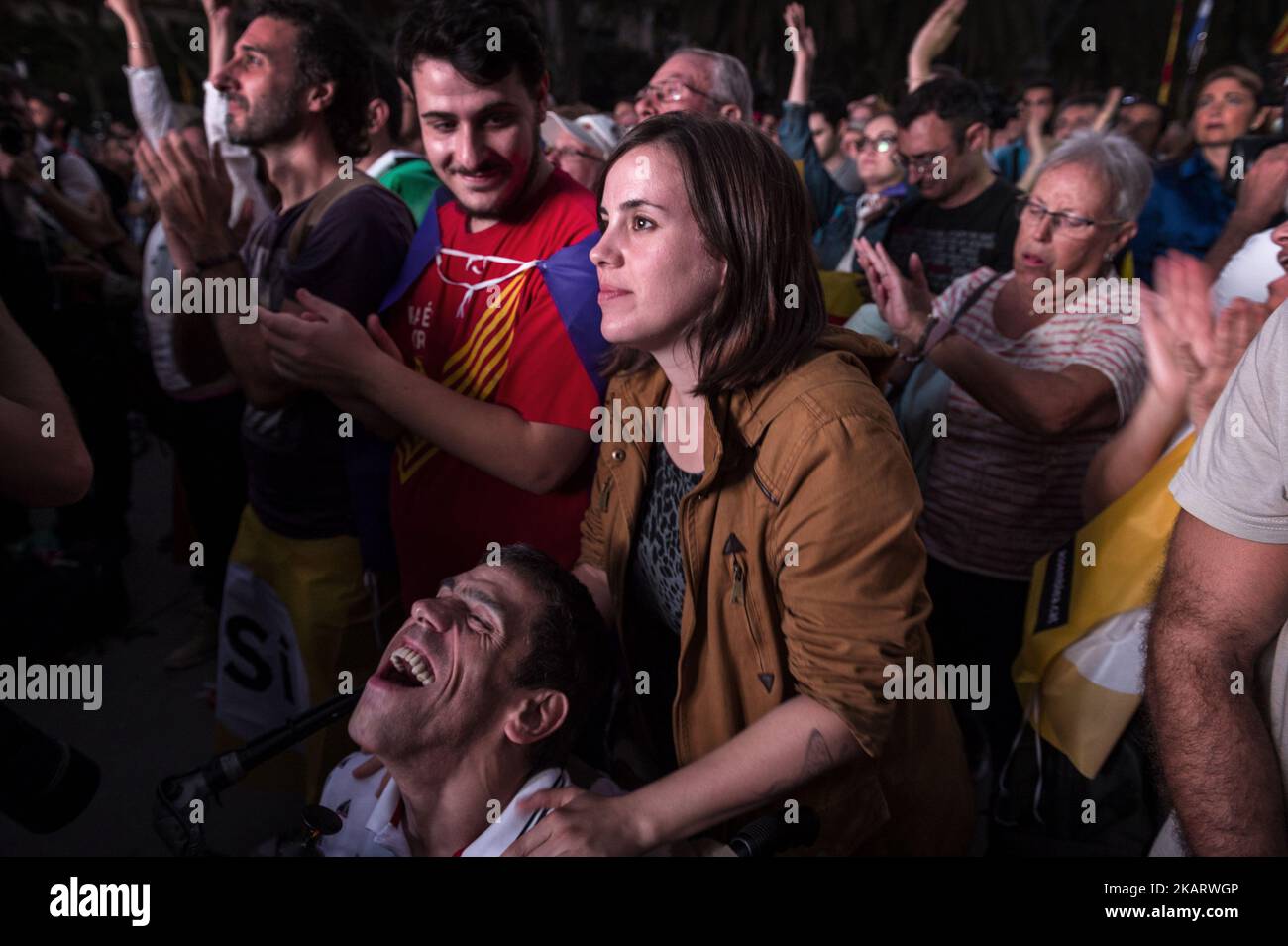 Thousands of people gathered at the Arc de Triomphe to hear President Carls Puigdemont's speech about the Declaration of Independence of Catalonia. The final decision was to suspend independence, to talk to Madrid. Europe, Spain, Barcelona. October 10, 2017 (Photo by Fabrizio Di Nucci/NurPhoto) Stock Photo