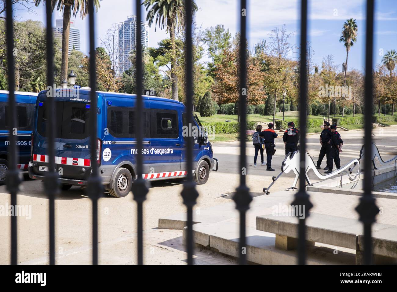 The Catalan Police Mossos d'Esquadra closes all the entrances to Ciutadella Park, to ensure the Parliament is located. Catalonia President Carles Puigdemont could declare the independence of Catalonia. In Barcelona on October 10 of 2017. (Photo by Xavier Bonilla/NurPhoto) Stock Photo