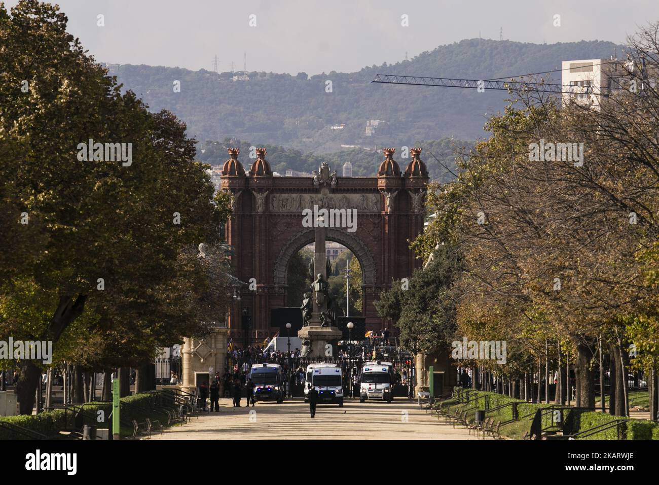 The Catalan Police Mossos d'Esquadra closes all the entrances to Ciutadella Park, to ensure the Parliament is located. Catalonia President Carles Puigdemont could declare the independence of Catalonia. In Barcelona on October 10 of 2017. (Photo by Xavier Bonilla/NurPhoto) Stock Photo
