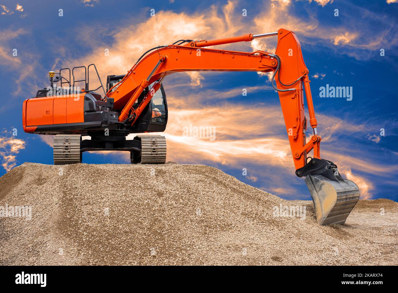 Bagger arbeitet im Tiefbau mit Erdarbeiten auf einer Baustelle Stock ...