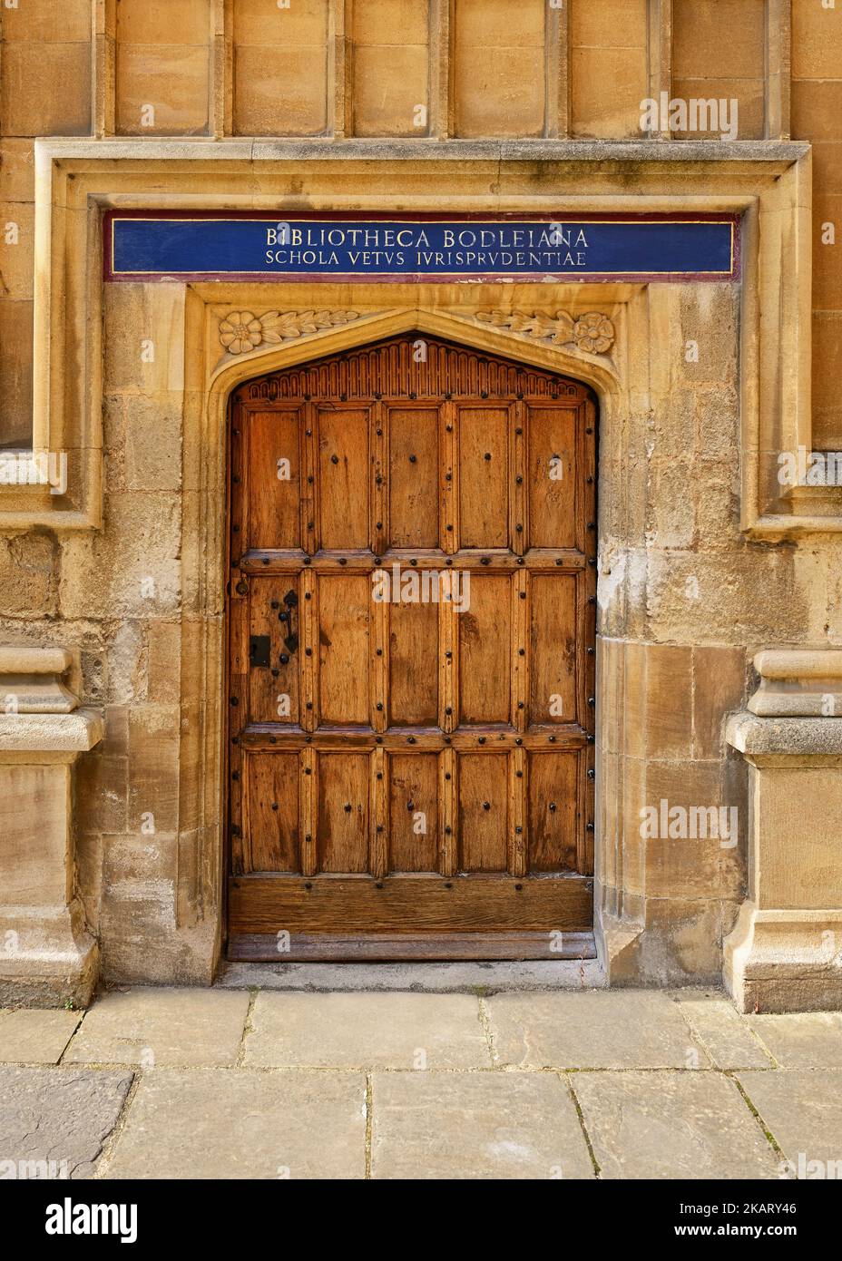 Doorway to the Schola Vetvs Ivrisprvdentiae in the Quadrangle of the Bodleian Library, Oxford University, Oxford, United Kingdom Stock Photo