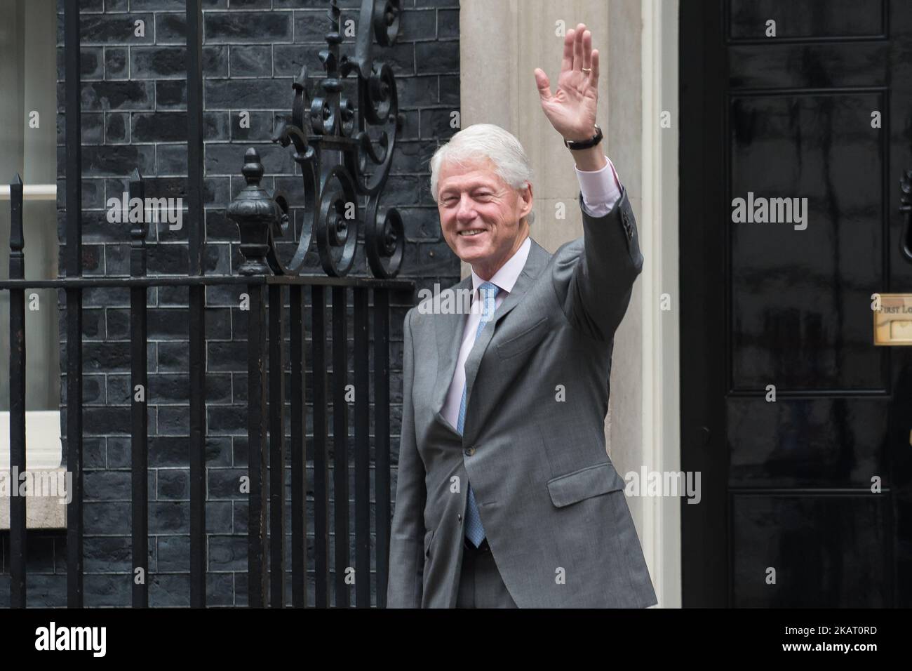 Former us president bill clinton arrives in downing street hi-res stock ...