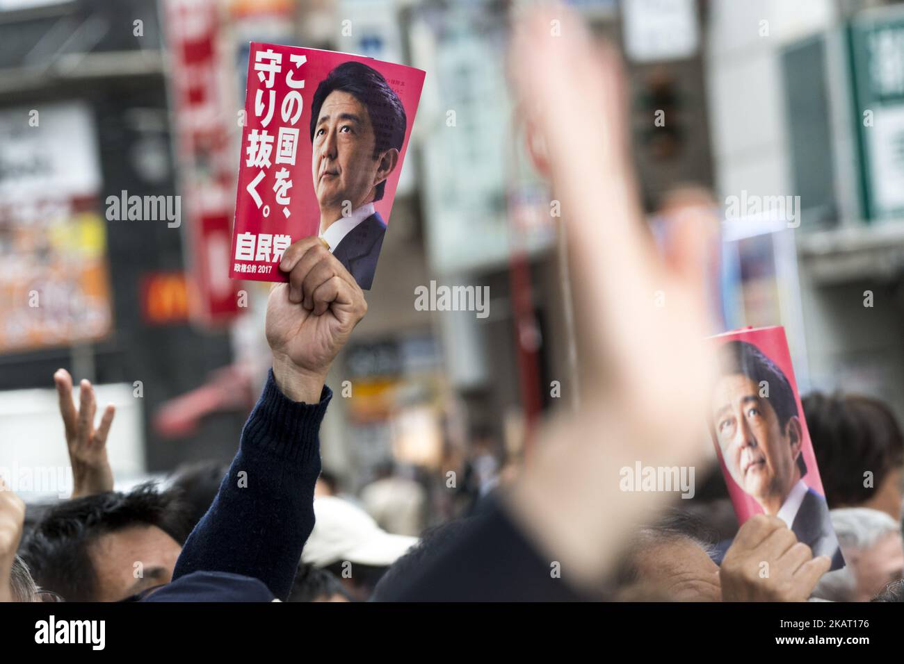 Japanese Prime Minister Shinzo Abe delivers a campaign speech for a candidate of his his ruling Liberal Democratic Party during the Lower House election campaign in Fujisawa, Kanazawa Prefecture, south of Tokyo Japan, 20 October 2017. The election will be voted on 22 October while the ruling Liberal Democratic Party coalition is facing challenge of new opposition parties form. (Photo by Alessandro Di Ciommo/NurPhoto) Stock Photo