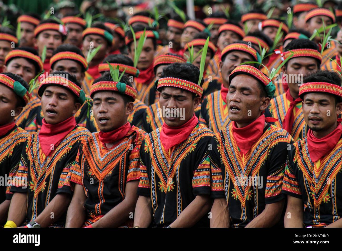 The dancers perform the Traditional Saman Dance in Alue Dua Village ...