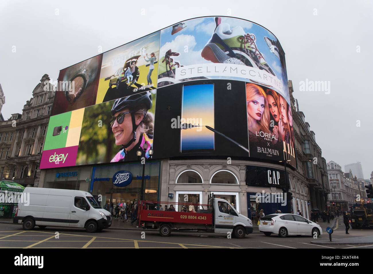 Uretfærdighed At accelerere sikring Animations are seen after the countdown as the Piccadilly Circus lights are  switched back on after a nine month renovation on October 26, 2017 in  London, England. The new Piccadilly Circus lights