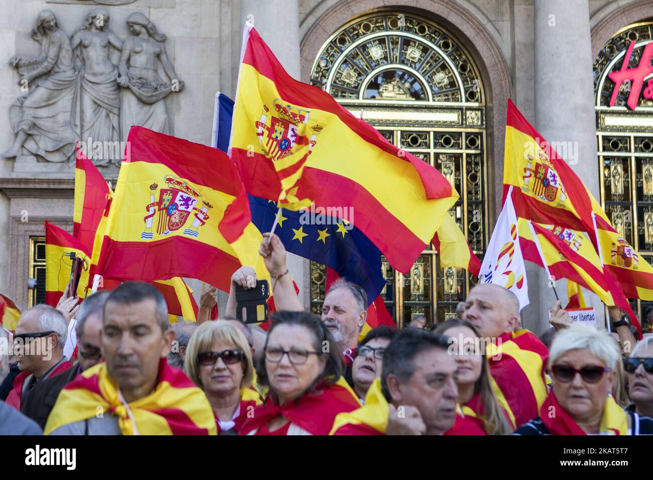 Catalonia vs Spain - independence and sovereignty of Catalan nation is  separated and secuded from Spanish ountry. Vector illustration Stock Photo  - Alamy