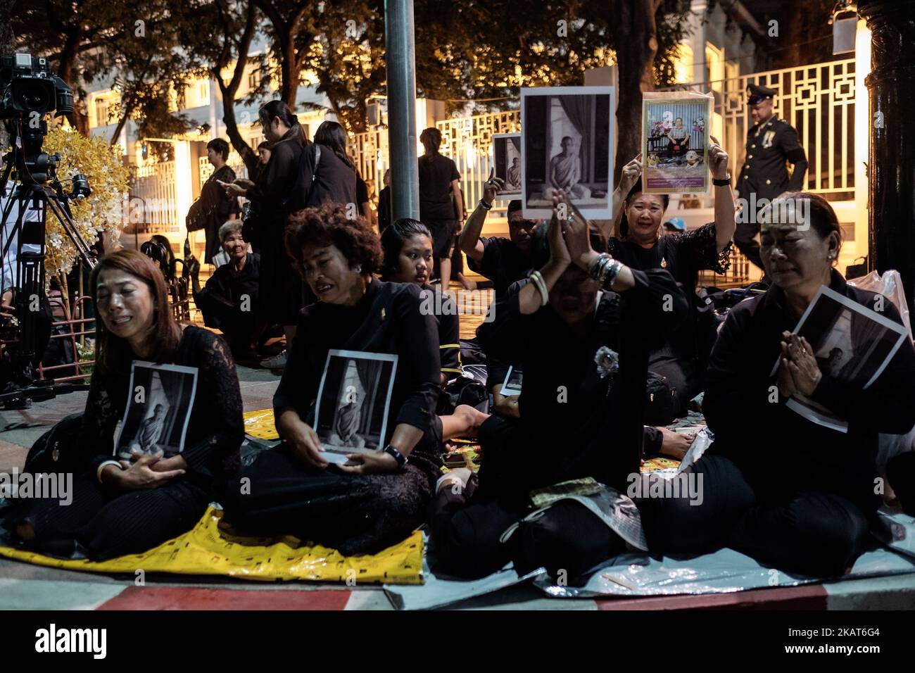 Mourners cry at the final procession to enshrine the relics of the late Thai King Bhumiphol Adulyadej in Bangkok, Thailand on October 29, 2017. (Photo by Thomas De Cian/NurPhoto) Stock Photo