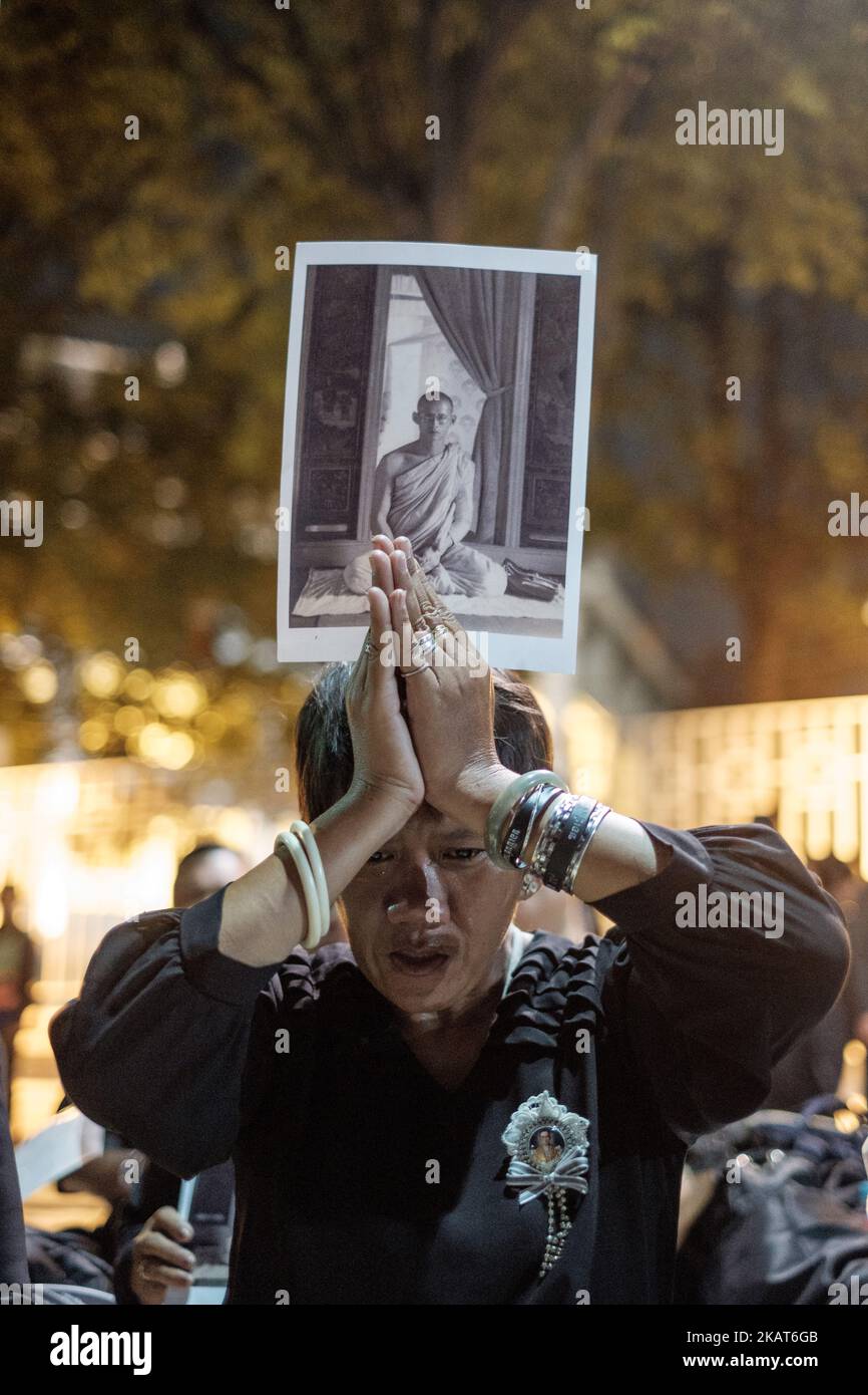 Mourners cry at the final procession to enshrine the relics of the late Thai King Bhumiphol Adulyadej in Bangkok, Thailand on October 29, 2017. (Photo by Thomas De Cian/NurPhoto) Stock Photo