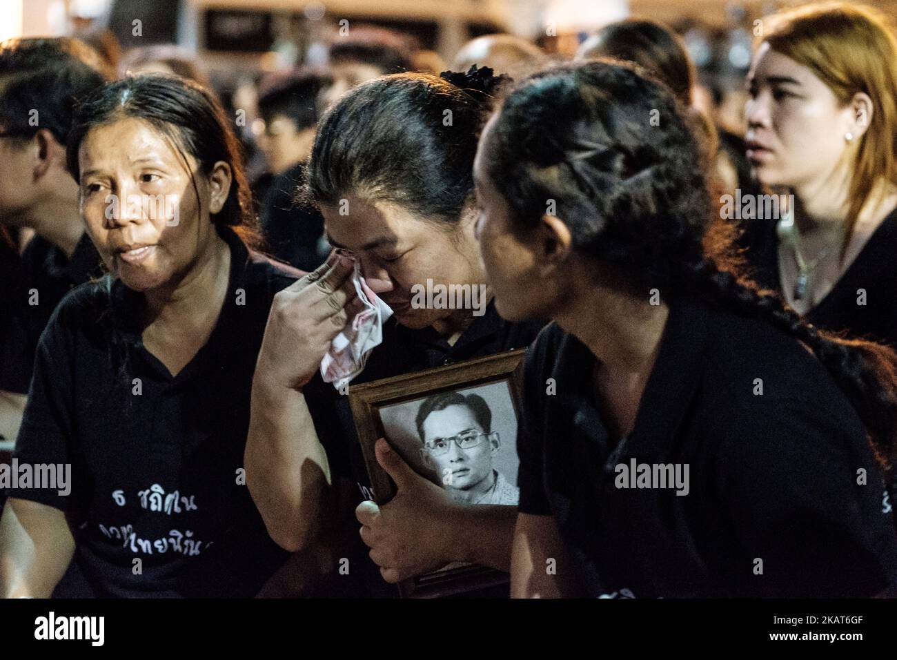 Mourners cry at the final procession to enshrine the relics of the late Thai King Bhumiphol Adulyadej in Bangkok, Thailand on October 29, 2017. (Photo by Thomas De Cian/NurPhoto) Stock Photo