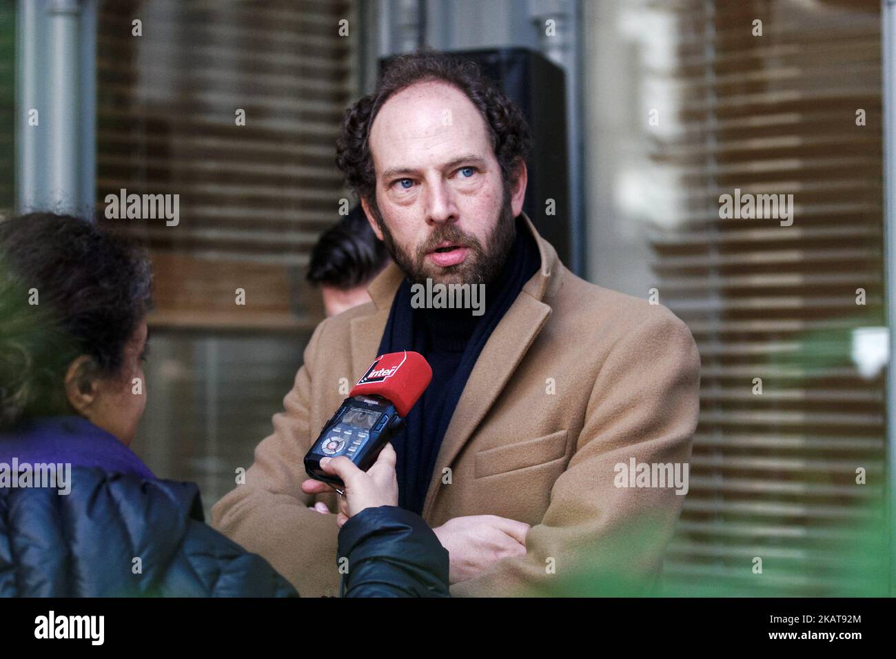 French writer Olivier Guez addresses the press at the restaurant Drouant in Paris, France on November 6, 2017. Olivier Guez wins the Renaudot prize for his novel ‘La Disparition de Josef Mengele’, or ‘The Disappearance of Josef Mengele’. The Renaudot prize while not officially related to the Prix Goncourt, is a kind of complement to it, announcing its laureate at the same time and place as the Prix Goncourt, namely on the first Tuesday of November at the Drouant restaurant in Paris. (Photo by Michel Stoupak/NurPhoto) Stock Photo
