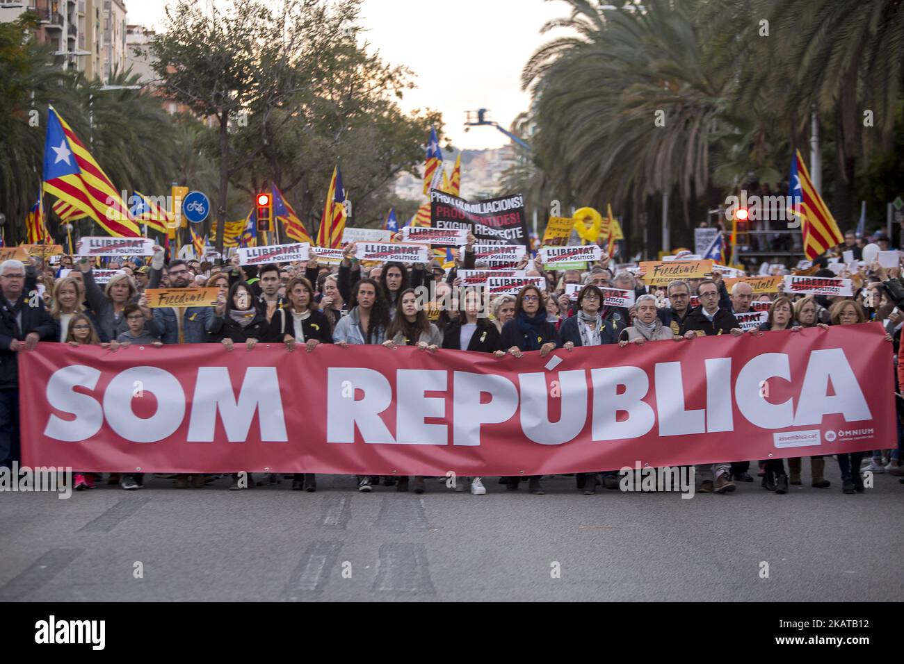 Thousands of people demonstrate in Barcelona, Spain under the slogan 'Freedom political prisoners' in support of members of the Catalan government imprisoned or exiled after the declaration of independence of the Catalan Republic on November 11, 2017. (Photo by Miquel Llop/NurPhoto) Stock Photo
