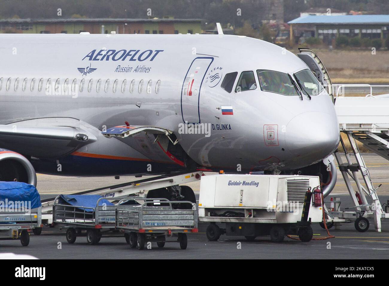 Самолет аэрофлота суперджет 100. SSJ-100 самолет Аэрофлот. Сухой Суперджет 100 аэропорт. Суперджет 100 самолет фото в аэропорту. Машина SSJ 100 В Шереметьеве фото.