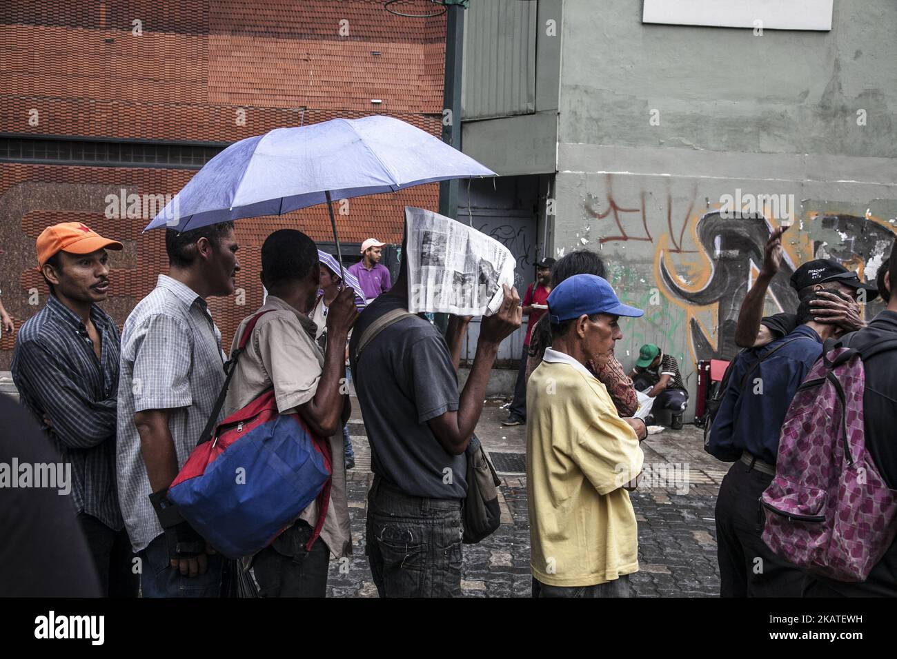 Venezuela food queue hi-res stock photography and images - Alamy