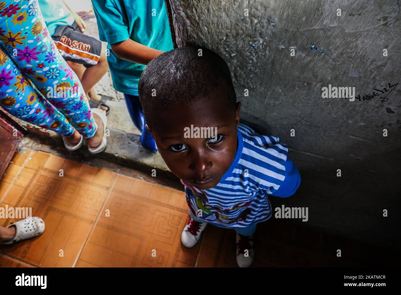 Kid waits for food in poor slum Cota 905, Caracas, Venezuela on 30 November 2017. Venezuela is experiencing one of its worst economic crises, thousands of Venezuelans live in a precarious situation and only eat food provided by non-governmental organizations for their help. (Photo by Roman Camacho/NurPhoto) Stock Photo
