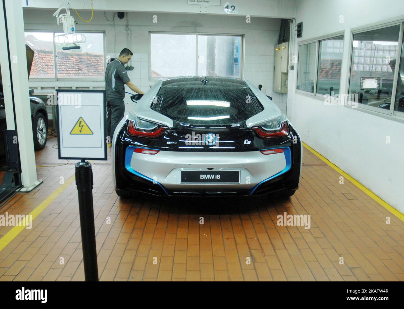 Electric car support hi-res stock photography and images - Alamy