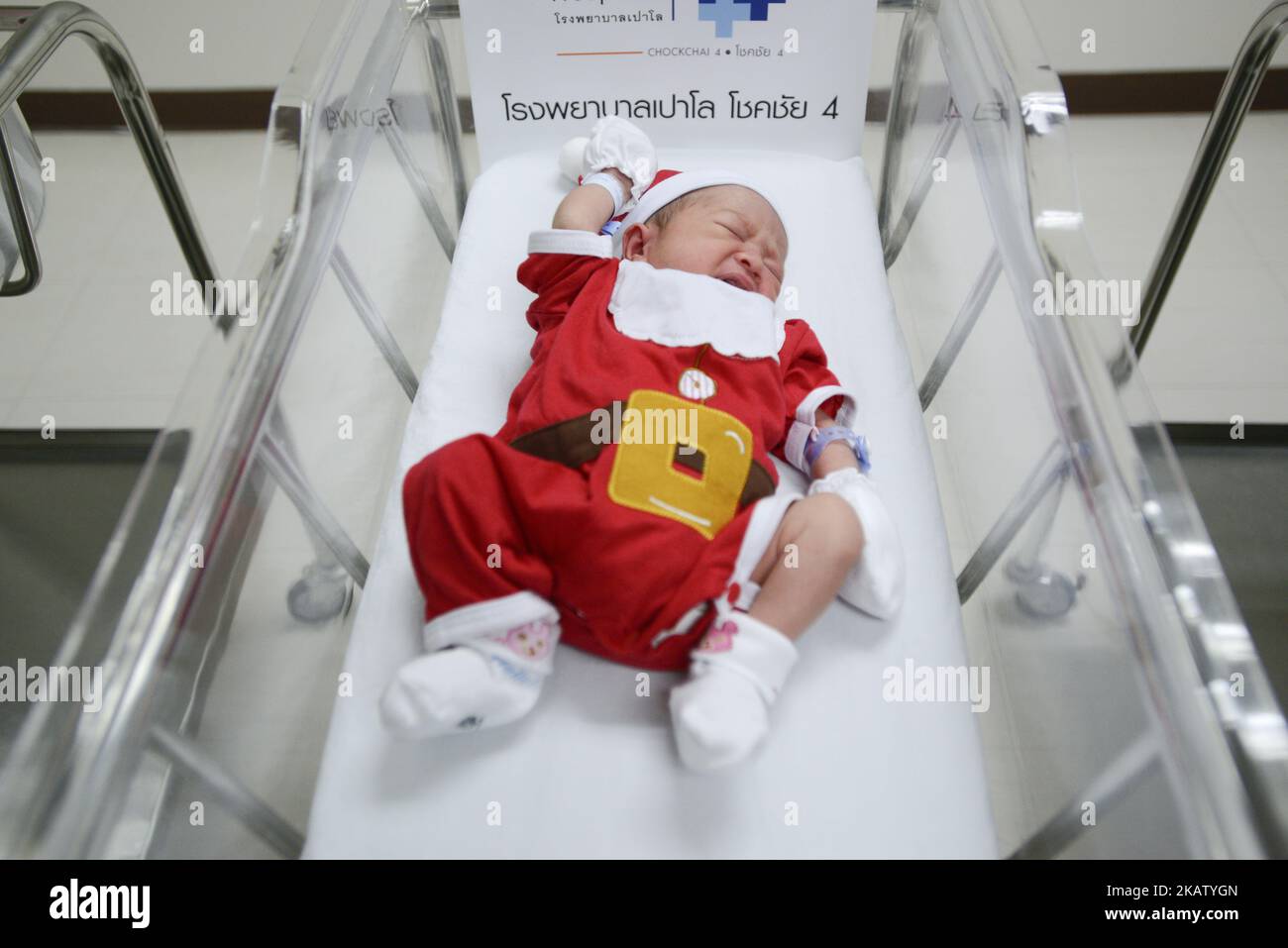 A newborn dressed in Santa to mark Christmas at Paolo memorial hospital in Bangkok, Thailand. 21 December 2017. (Photo by Anusak Laowilas/NurPhoto) Stock Photo