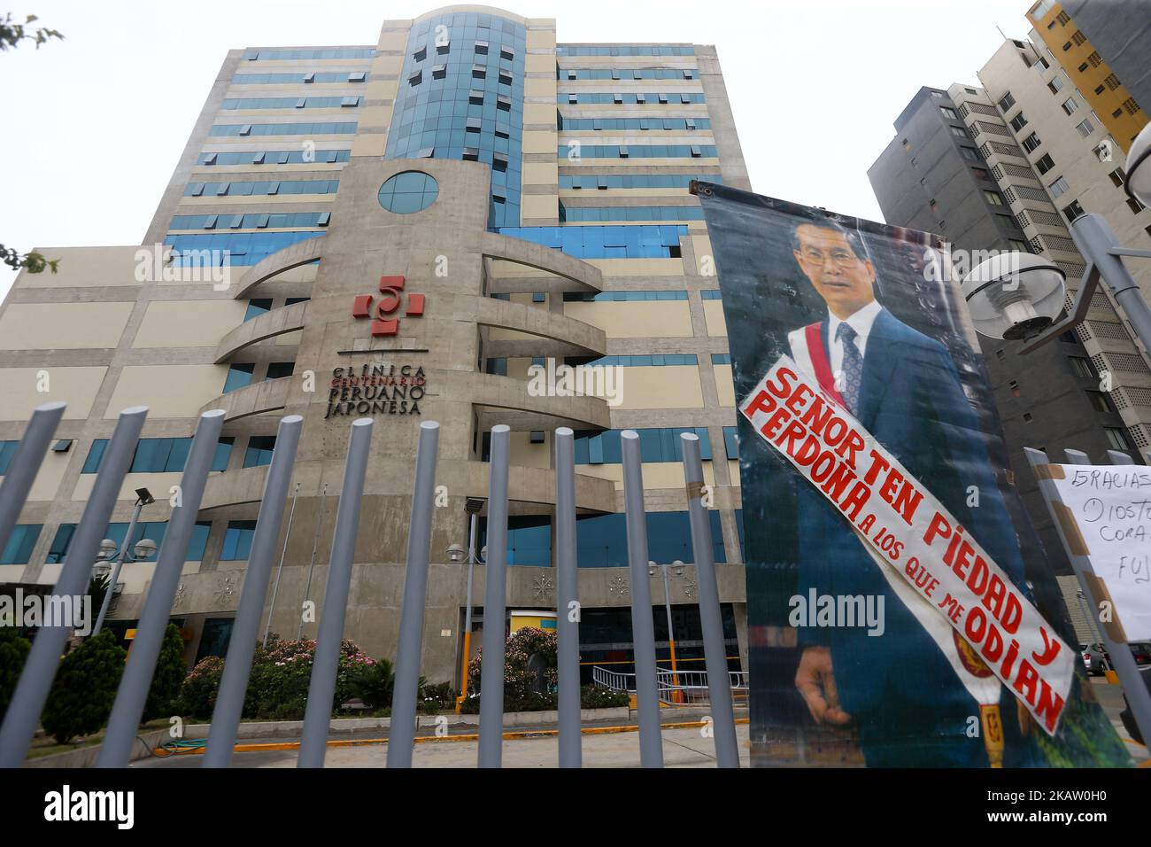 A picture of Peru's former President Alberto Fujimori who was serving a 25-year prison sentence is seen outside Centenario hospital after President Pedro Pablo Kuczynski pardoned him, in Lima, Peru, December 25, 2017. The sign reads: 'Lord have mercy and forgive those who hate me'. (Photo by Geraldo Caso/NurPhoto) Stock Photo