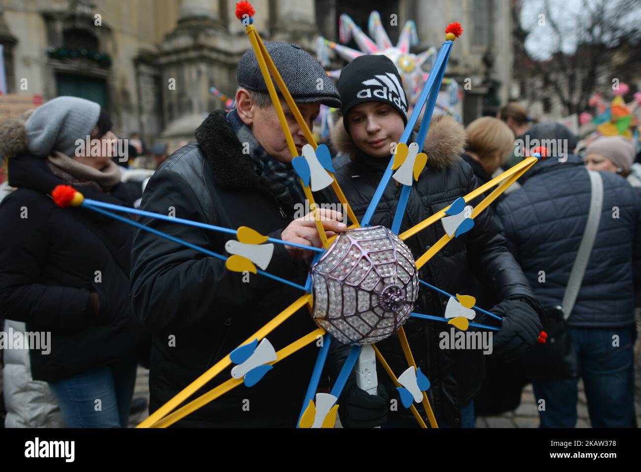 A father explain to his sonhow to hold a Christmas Stars when awaiting