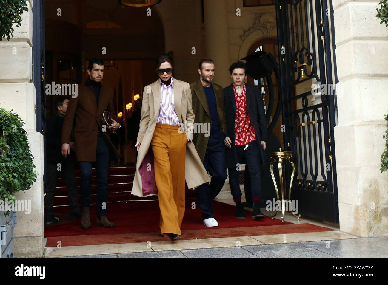 Tacones altos fuera de Louis Vuitton show, 5th de octubre de 2016 Paris  Fashion Week Ready to Wear Primavera/Verano 2017 Place Vendôme - París 1er  - Francia Fotografía de stock - Alamy