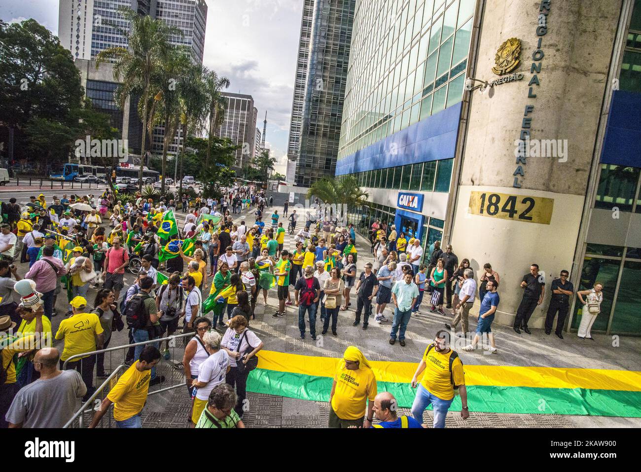 Members of the Movement Vem Pra Rua (Come to the Street) demonstrate against former President Luiz Inacio Lula da Silva outside the Federal Regional Court building in Sao Paulo, Brazil, on January 23, 2018. Lula was sentenced in July 2017 to 9.5 years behind bars after being convicted of corruption in Brazil's huge 'Car Wash' graft scandal. The court in Porto Alegre said it will rule on his appeal on January 24. That could decide whether Lula -- hugely popular during his 2001-2010 two-term presidency -- can take part in the October 2018 presidential elections in which he is currently the front Stock Photo