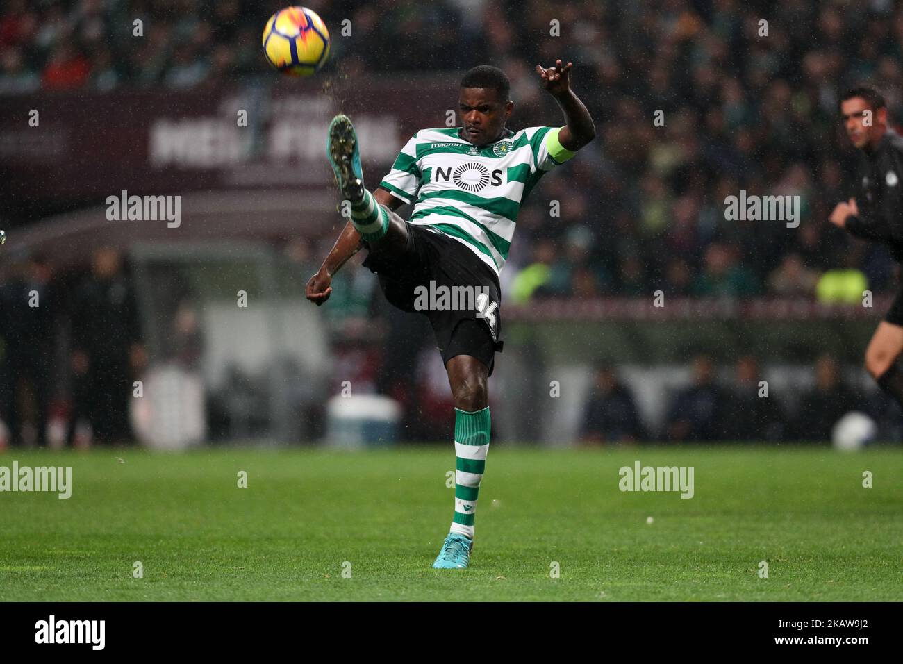 Sporting's Portuguese midfielder William Carvalho in action during the Portuguese League Cup 2017/18 match between Sporting CP and FC Porto, at Municipal de Braga Stadium in Braga on January 24, 2018. (Photo by Paulo Oliveira / DPI / NurPhoto) Stock Photo