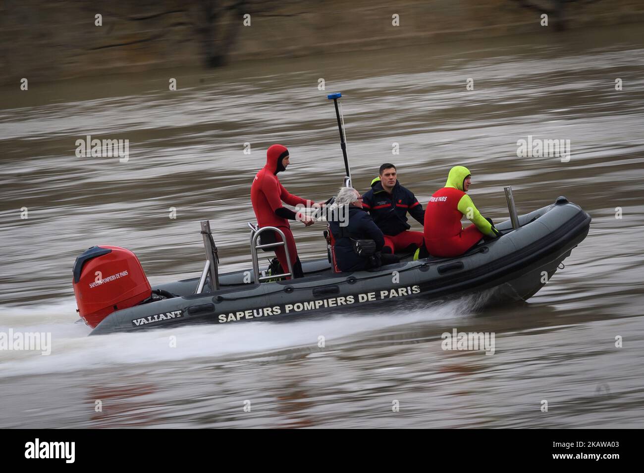 Members of Paris Fire Brigade on the flooded banks of the Seine river in Paris. The Seine continued to rise on January 25, 2018, flooding streets and putting museums on an emergency footing as record rainfall pushed rivers over their banks across northeastern France. (Photo by Julien Mattia/NurPhoto) Stock Photo